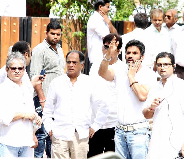 Yash Chopra Funeral, Yash Chopra Funeral photos, Yash Chopra dead body, Yash Chopra dead body photos, Yash Chopra last rites, Yash Chopra last rites pics 